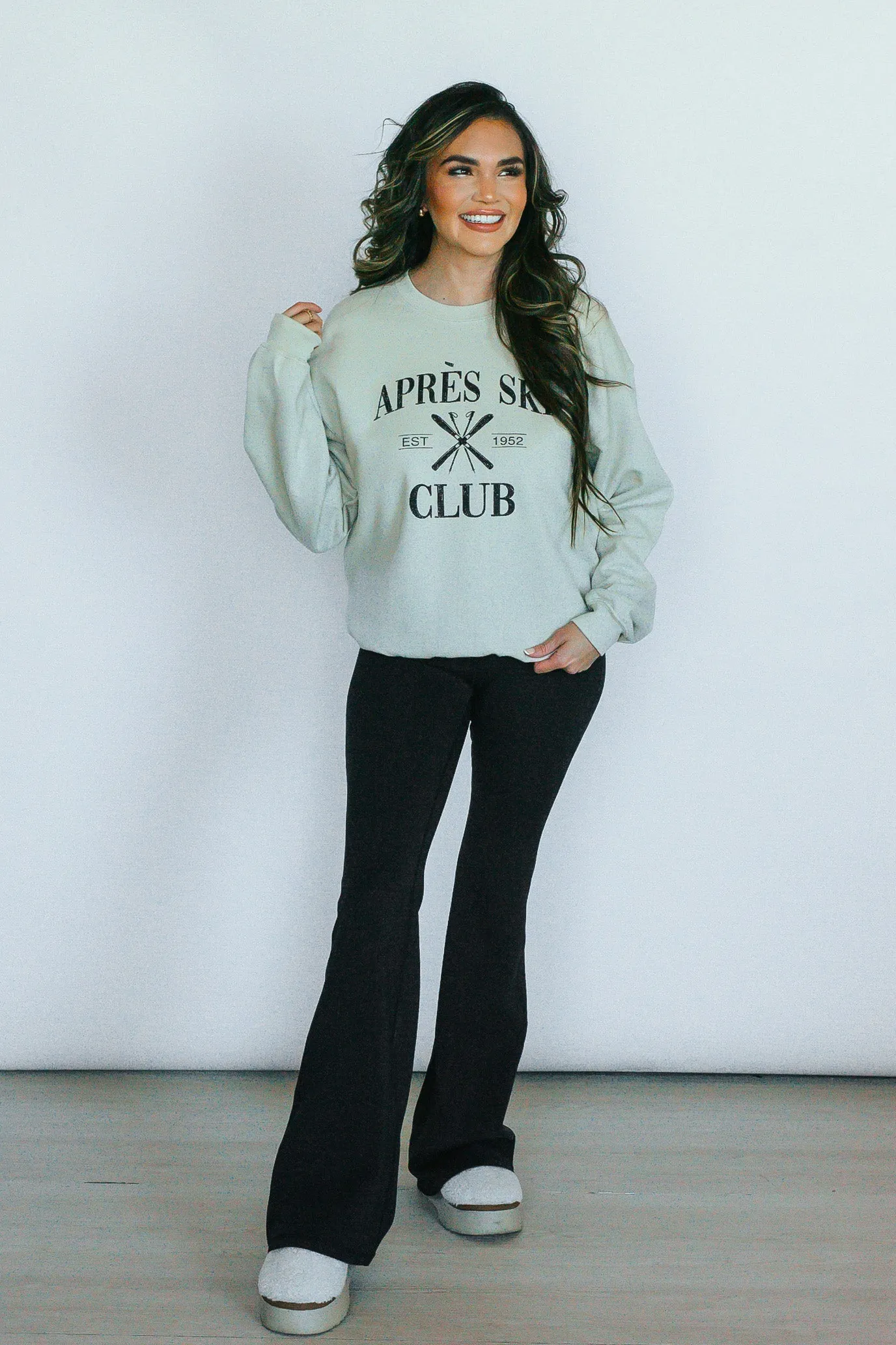 Apres Ski Club Graphic Sweatshirt