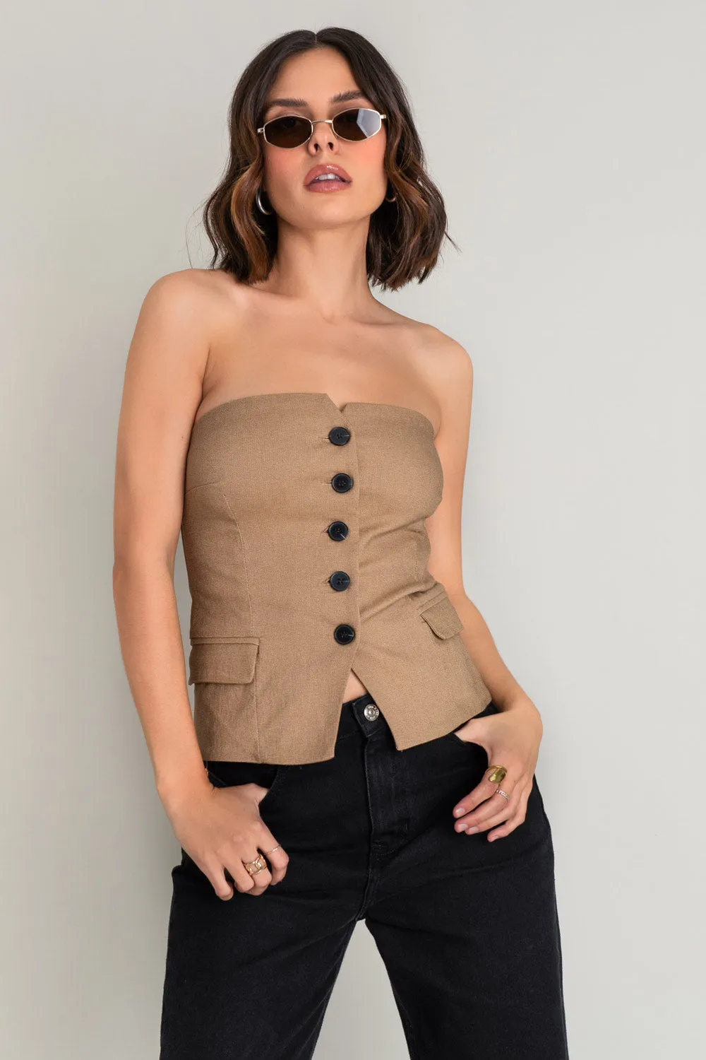 Top strapless ajustado escote recto con botones